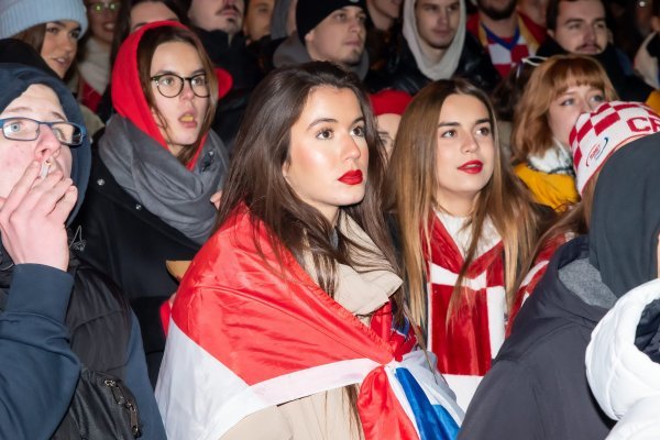 Navijači prate utakmicu Argentina - Hrvatska na Europskom trgu