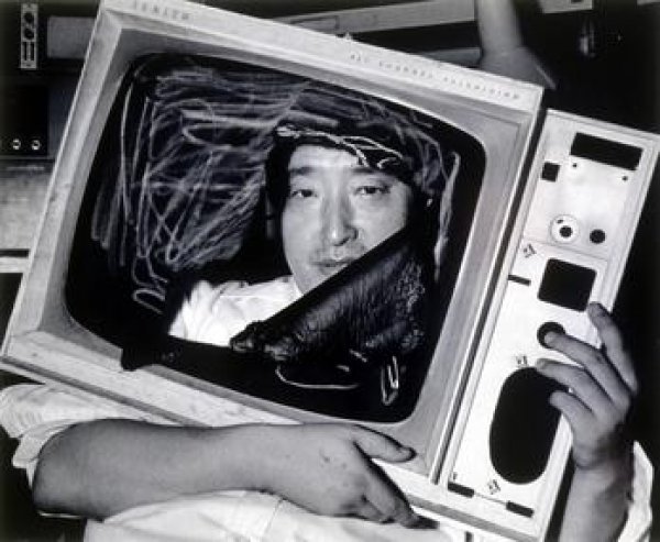 Nam June Paik snimljen u New Yorku 1983. godine