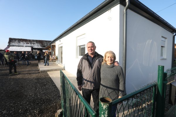 Primopredaja novoizgrađenih zamjenskih kuća na Banovini