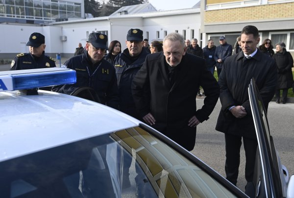 Primopredaja novih policijskih vozila