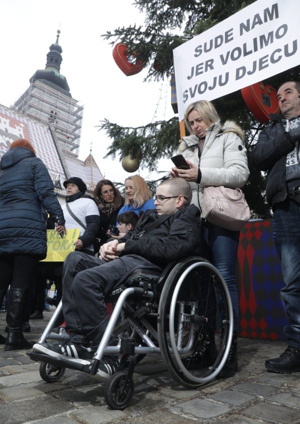 Prosvjed UdrugeProsvjed Udruge obitelji djece s teskocama u razvoju i osoba s invaliditetom obitelji djece s teškoćama u razvoju i osoba s invaliditetom Sjena
