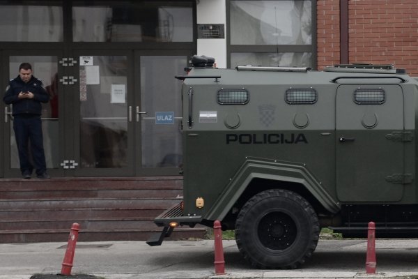 Uhićenik priveden na sud u specijalnom blindiranom policijskom vozilu