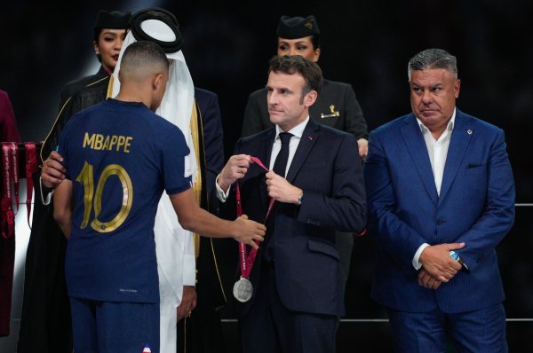 Kylian Mbappe u zagrljaju predsjednika Macrona