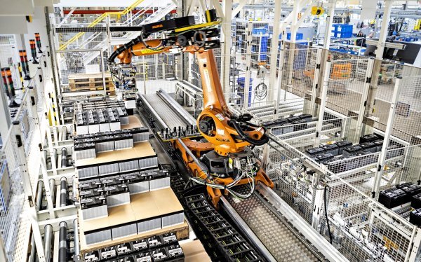 Škodina tvornica u Kvasinyju koristi robota za prikupljanje startnih baterija s paleta i njihovo premještanje na proizvodnu liniju