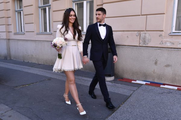Mia i Andrej Kramarić na vjenčanju kod matičara