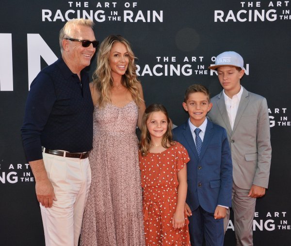 Kevin Costner i Christine Baumgartner sa sinovima Caydenom i Hayesom i kćerkom Grace