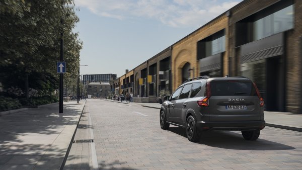 Dacia Jogger HYBRID 140 je prvi Dacijin model koji ima hibridnu tehnologiju i stoga pridonosi elektrifikaciji asortimana marke