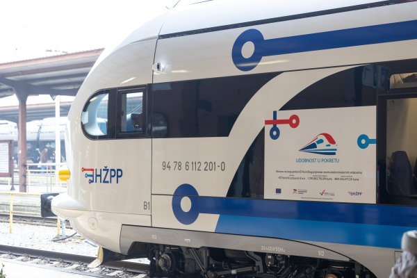 Prva vožnja novog elektromotornog vlaka na prigradskoj liniji Zagreb - Dugo Selo