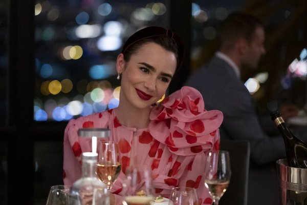 Emily u Parizu pije Kir Royale
