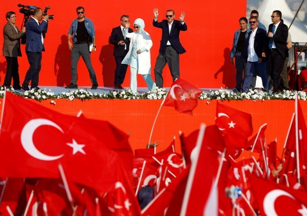 Erdogan sa suprugom pozdravlja svoje pristaše  