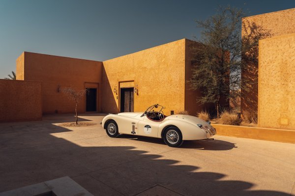 Jaguar XK120 iz 1950. na nedavno završenom događaju '1000 Miglia Experience UAE' u Ujednijenim Arapskim emiratima