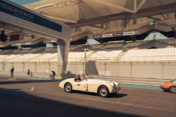 Jaguar XK120 iz 1950. na nedavno završenom događaju '1000 Miglia Experience UAE' u Ujednijenim Arapskim emiratima