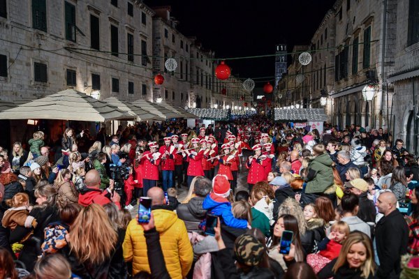 Predblagdanska atmosfera na Stradunu