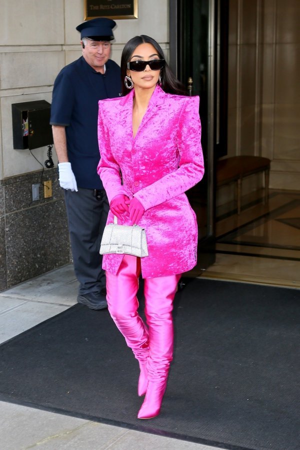 Kim Kardashian s torbicom Hourglass brenda Balenciaga
