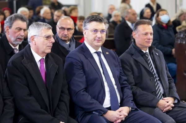 Državni vrh i kardinal Josip Bozanić na božićnoj misi na Kaptolu