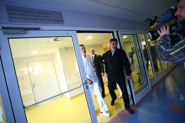 Premijer Zoran Milanović i ministar Siniša Varga posjetili kliniku za tumore (1)