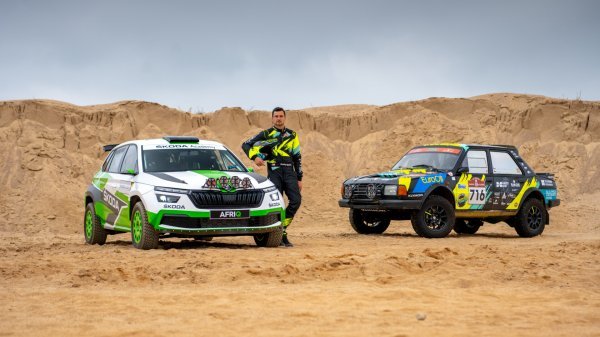Iskusni vozač relija Dakar Ondřej Klymčiw uz Škodu Afriq i Škodu 130 LR (desno) s kojom je vozio reli Dakar 2021.