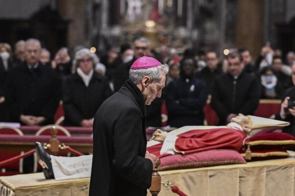 Odavanje počasti bivšem papi Benediktu XVI.