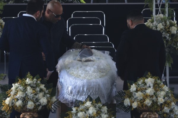 Stotine ljudi se posljednji put opraštaju od Pelea