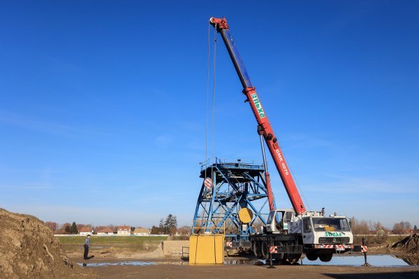 Četiri osobe ozlijeđene pri padu velike lučke dizalice
