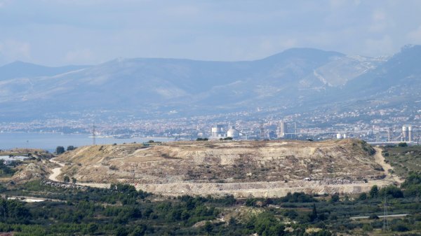 Vatra na pojedinim mjestima još tinja. Na Karepovcu se dimi, ali nema nikakve opasnosti za građane, poručuju iz Zavoda za javno zdravstvo