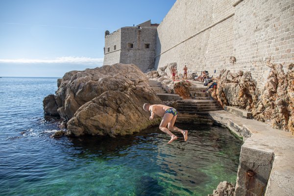 Dubrovnik: Građani i turisti uživaju u sunčanom danu