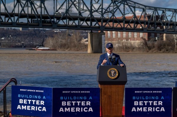 Demokratski predsjednik SAD-a Joe Biden i čelnik republikanaca u Senatu Mitch McConnell