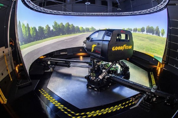 Goodyearov dinamički simulator vozila u laboratoriju za inženjerska ispitivanja u Goodyearovom centru za inovacije u Akronu, Ohio (SAD)