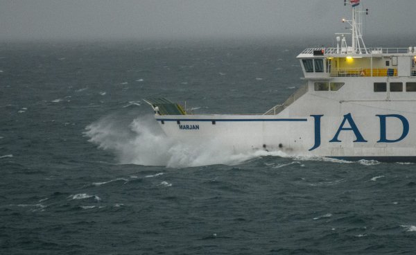 Snažno jugo ometa pomorski promet