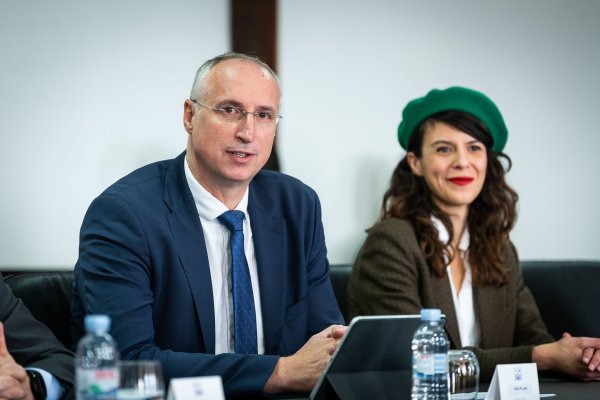 Ivica Puljak i predstavnici odabrane Zajednice ponuditelja KING ICT d.o.o. Plamenko Barišić (King ICT), Gordana Kovačević (Ericsson Nikola Tesla d.d.) i Ivica Puljak, gradonačelnik Splita