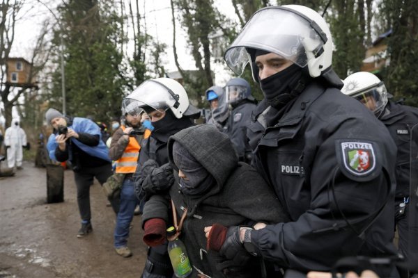 Njemačka policija raščićava prosvjed u blizini mjesta gdje je rudnik lignita