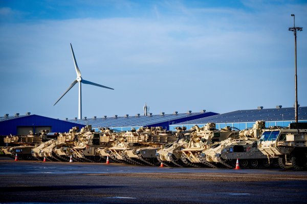 Američki tenkovi u nizozemskoj luci na putu za istočno krilo NATO-a