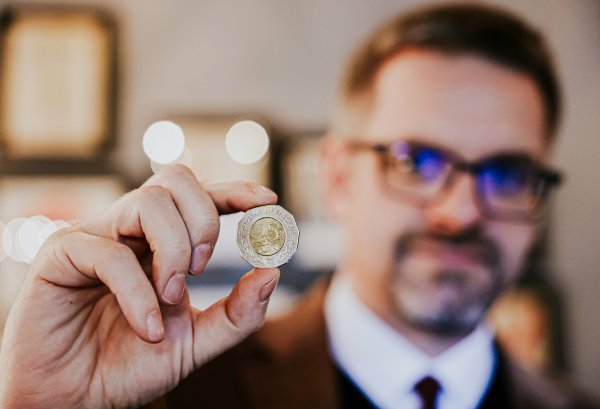 Viščević u ruci drži kovanicu od 25 kuna