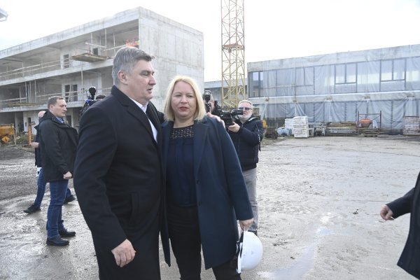 Milanović obišao potresom pogođena područja na Baniji