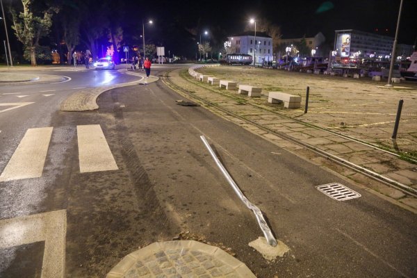 Putnički vlak prošao kroz kolodvor i naletio na kombi