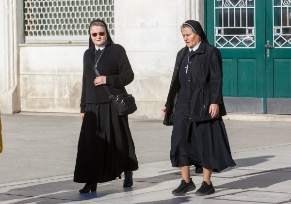 Sunčan dan izmamio je Splićane na Rivu