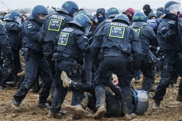 Sukob policije i aktivista u Luetzerathu
