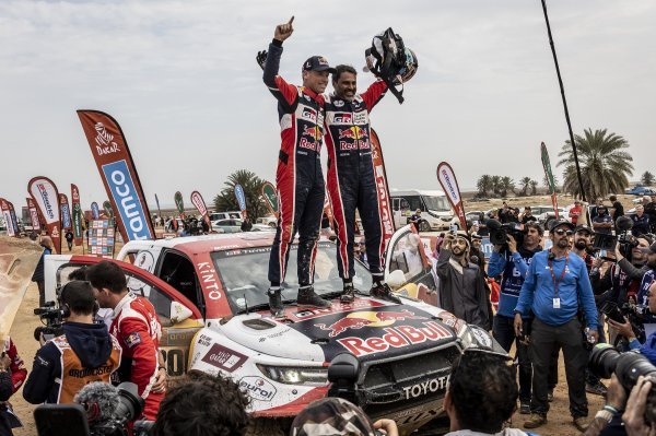 Kataranin Nasser Al-Attiyah i njegov francuski suvozač, Mathieu Baumel (lijevo), uspješno su obranili naslov prvaka na reliju Dakar