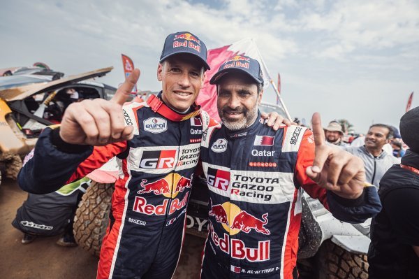 Nasser Al-Attiyah (desno) i njegov suvozač Mathieu Baumel (lijevo)