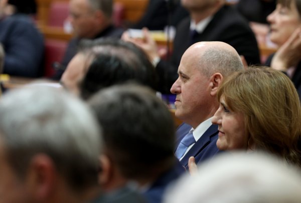 Izglasano povjerenje novim ministrima Bačiću i Erliću