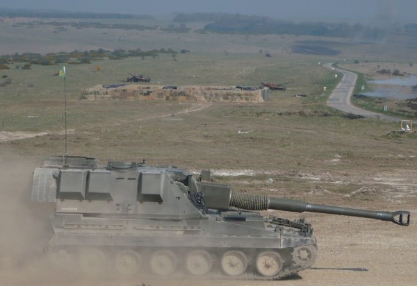 AS-90 na topničkom poligonu