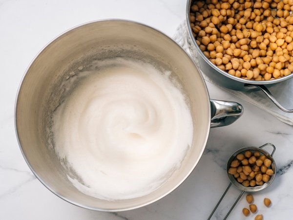 Aquafaba je tekućina iz staklenke graha, najčešće slanutka