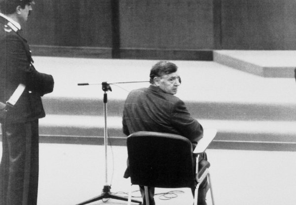 Salvatore Toto Riina na suđenju u Palermu 1993.
