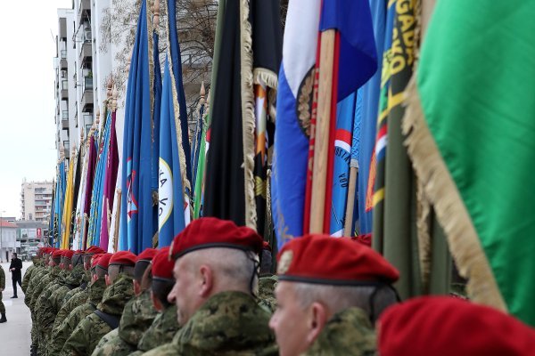 Zadar: Održan mimohod pripadnika OSRH i MUP-a s ratnim zastavama povodom 30. obljetnice VRO Maslenica