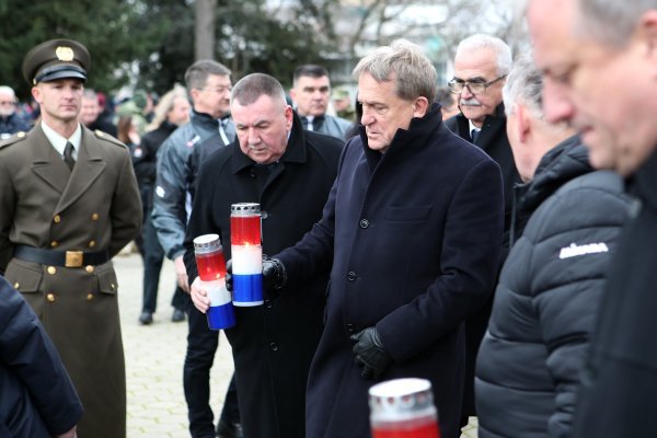 Zadar: Povodom 30. obljetnice VRO Maslenica odana počast poginulim hrvatskim braniteljima kod spomen-obilježja Kocka