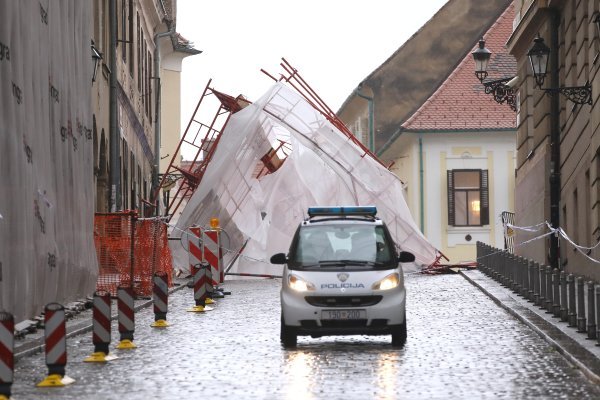 Vjetar srušio skelu na Markovom trgu