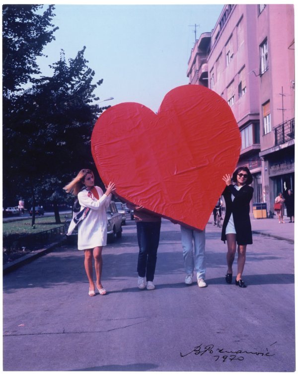 Bogdanka Poznanović, Akcija Srce-predmet, 1970.,  fotografija u boji, 255 × 203 mm