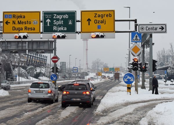 Na karlovačkom području snijeg je prouzročio probleme u prometu