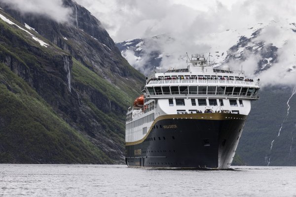 Norveška brodarska tvrtka Havila Kystruten odlučila obustaviti prijevoz elektrificiranih automobila (na slici brod Havila Castor)
