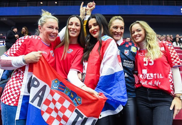 Navijači na utakmici Hrvatska - Bahrain